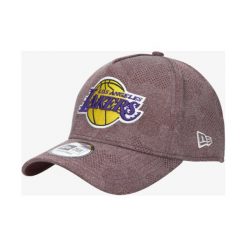New Era Czapka Engineered Plus Trucker Loslak Mrnotc , bordowy, rozmiar ONE-SIZE. Czerwone czapki damskie New Era, w paski, z elastanu. Za 149,99 zł.