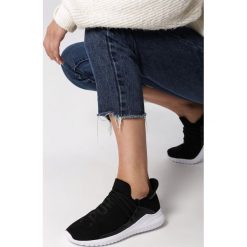 Czarne Buty Sportowe Entien. Czarne buty sportowe damskie Born2be, bez wzorów, sportowe. W wyprzedaży za 49,99 zł.