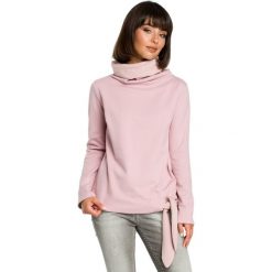Bluza z wiązaniem na boku - pudrowa. Bluzy damskie BE, s, bez wzorów, z elastanu, bez rękawów, długie, bez kaptura. Za 169,00 zł.