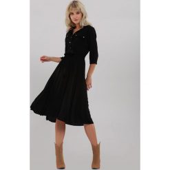 Czarna Sukienka Abbeville. Czarne sukienki damskie Renee, s, w paski, z tkaniny, eleganckie, z kokardą, midi, rozkloszowane. Za 139,99 zł.