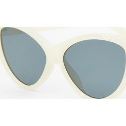 Okulary przeciwsłoneczne cat eye z efektem masy perłowej. Białe okulary przeciwsłoneczne damskie Pull&Bear. Za 49,90 zł.