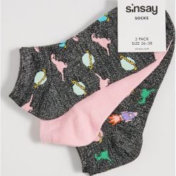 Skarpetki stopki z kosmicznym wzorem - Czarny. Czarne skarpetki damskie Sinsay, bez wzorów. Za 9,99 zł.