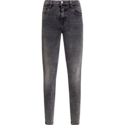 Jeansy J BRAND MID RISE CROP SKINNY. Szare jeansy damskie J Brand, z jeansu. Za 1550,00 zł.