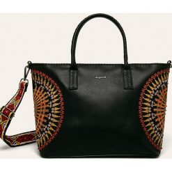 Desigual - Torebka. Czarne torby damskie na zakupy Desigual, w paski, z poliesteru, na ramię, duże, z aplikacjami. W wyprzedaży za 249,90 zł.
