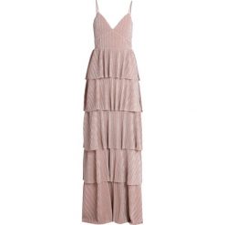Forever Unique Długa sukienka pink. Czerwone długie sukienki Forever Unique, z materiału, z długim rękawem. Za 609,00 zł.