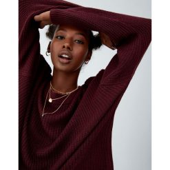 Sweter wykonany kwadratowym ściegiem. Czarne swetry klasyczne damskie Pull&Bear, z kwadratowym dekoltem. Za 69,90 zł.