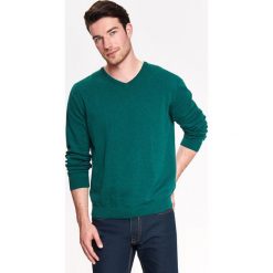 SWETER MĘSKI Z DEKOLTEM W SEREK. Zielone golfy męskie marki Top Secret, na zimę, xl, z dzianiny, z dekoltem w serek. W wyprzedaży za 44,99 zł.