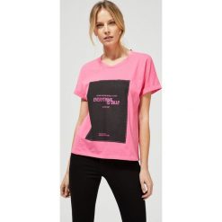 Bawełniany t-shirt z nadrukiem. Różowe bluzki damskie Moodo, l, z nadrukiem, z bawełny, bez kołnierzyka, bez rękawów. Za 29,99 zł.