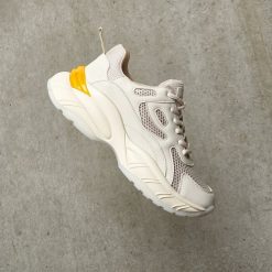 Sneakersy z siateczką mesh - Kremowy. Białe sneakersy damskie Cropp, z meshu. W wyprzedaży za 79,99 zł.