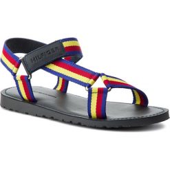 Sandały TOMMY HILFIGER - Strappy Webbing Sandal FM0FM02238 Tango Red/Mazarine Blue/Lemon Zest 905. Niebieskie klapki męskie TOMMY HILFIGER, bez wzorów, ze skóry. Za 269,00 zł.