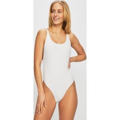 Guess Jeans - Strój kąpielowy. Białe stroje kąpielowe damskie Guess Jeans, m, z aplikacjami, z elastanu. W wyprzedaży za 129,90 zł.