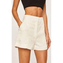 Marciano Guess - Szorty. Białe szorty damskie MARCIANO GUESS, z haftami, z elastanu, casualowe, z podwyższonym stanem. W wyprzedaży za 279,90 zł.