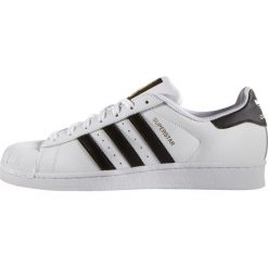 Buty adidas Originals Superstar M C77124. Czarne buty sportowe męskie Adidas, ze skóry, bez zapięcia, do koszykówki. Za 549,00 zł.