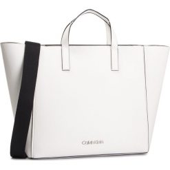 Torebka CALVIN KLEIN - Strap Shopper K60K605041 107. Białe torby damskie na zakupy Calvin Klein, bez wzorów, ze skóry ekologicznej, klasyczne, bez dodatków. W wyprzedaży za 449,00 zł.