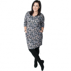 Czarna sukienka Viola kwiaty MODNE DUŻE ROZMIARY. Czarne sukienki damskie Moda Size Plus Iwanek, na co dzień, na zimę, s, w kwiaty, z poliesteru, bez kołnierzyka, plus size, bez rękawów. Za 119,90 zł.