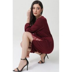 Fioletowa Sukienka Deepdene. Czerwone sukienki damskie Born2be, s, w paski, z dzianiny, eleganckie, bez kołnierzyka, bez rękawów, długie, midi, rozkloszowane. Za 99,99 zł.