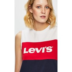 Levi's - Top. Czerwone bluzki damskie Levi's®, s, z nadrukiem, z bawełny, z okrągłym kołnierzem. W wyprzedaży za 49,90 zł.
