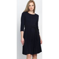 Granatowa Sukienka Pleated Belted. Niebieskie sukienki marki Born2be, s, midi. Za 99,99 zł.