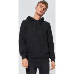 Gładka bluza z kapturem - Czarny. Czarne bluzy męskie marki Cropp, s, bez wzorów, z kapturem, bez rękawów, z kapturem. Za 79,99 zł.