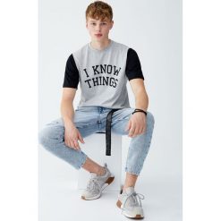 Koszulka z kontrastowym rękawem i napisem. Zielone koszulki męskie Pull&Bear, m, z napisami, z kontrastowym kołnierzykiem, z krótkim rękawem, krótkie. Za 34,90 zł.