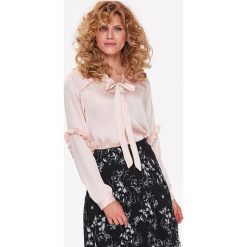 BLUZKA DAMSKA Z SATYNY, Z WIĄZNIEM PRZY DEKOLCIE ORAZ FALBANAMI NA RĘKAWACH. Różowe bluzki damskie marki Top Secret, bez wzorów, z satyny, eleganckie, z falbankami, z długim rękawem. W wyprzedaży za 39,99 zł.