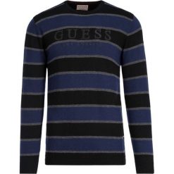 Sweter Guess M94R55 Z2HK0. Swetry męskie Guess, m, z aplikacjami, z wiskozy, klasyczne, z klasycznym kołnierzykiem, bez kaptura. W wyprzedaży za 189,00 zł.