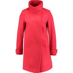 Benetton Krótki płaszcz pink. Czerwone płaszcze damskie wełniane marki Benetton. W wyprzedaży za 349,30 zł.