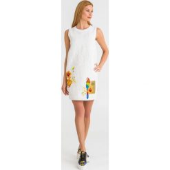 SUKIENKA VERSACE JEANS COUTURE. Białe sukienki damskie Versace Jeans Couture, na co dzień, z haftami, z jeansu, z okrągłym kołnierzem, bez rękawów, proste. Za 1714,30 zł.