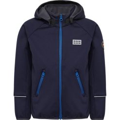 Kurtka softshellowa w kolorze granatowym. Niebieskie kurtki niemowlęce Legowear, bez wzorów, bez kaptura. W wyprzedaży za 109,95 zł.