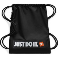Worek Nike Heritage Gymsack GFX (BA5430-016). Czarne plecaki męskie Nike, bez wzorów, z poliesteru, sportowe. Za 49,99 zł.