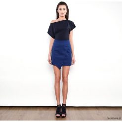 Street Style - Kimonowy top - czarny. Czarne topy damskie Pakamera, bez wzorów, z elastanu, z asymetrycznym kołnierzem. Za 159,00 zł.