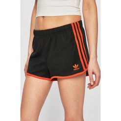 Adidas Originals - Szorty. Czarne szorty damskie adidas Originals, bez wzorów, z bawełny, casualowe. W wyprzedaży za 89,90 zł.