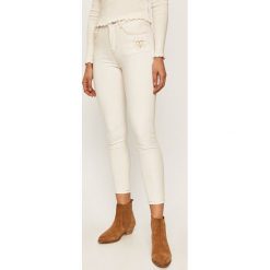 Desigual - Jeansy KASANDRA. Białe jeansy damskie Desigual. Za 399,90 zł.