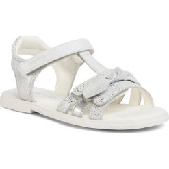 Sandały GEOX - J.S Karly G.G J0235G 007BC C1000 S White. Białe sandały dziewczęce Geox, ze skóry ekologicznej, bez zapięcia. Za 279,00 zł.
