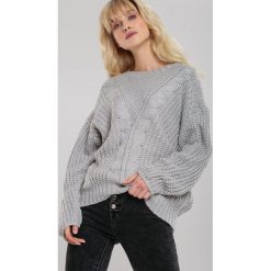 Szary Sweter Bernia. Szare swetry damskie Renee, uniwersalny, bez wzorów, ze splotem, casualowe, bez rękawów, bez kaptura. Za 129,99 zł.