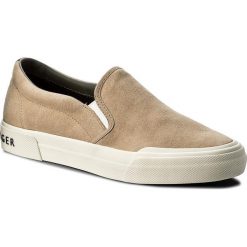 Tenisówki TOMMY HILFIGER - Heritage Suede Slip On Sneaker FM0FM01355 Sand 102. Brązowe półbuty męskie skórzane TOMMY HILFIGER, na co dzień, bez wzorów, bez zapięcia. W wyprzedaży za 269,00 zł.