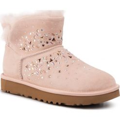 Buty UGG - W Classic Bling Mini 1103799 Qrt. Różowe kozaki damskie Ugg, na zimę, z wełny, bez zapięcia. Za 939,00 zł.