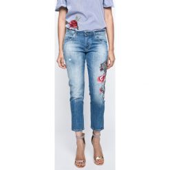 Guess Jeans - Jeansy Vanille. Niebieskie jeansy damskie marki Guess Jeans, z aplikacjami, z elastanu. W wyprzedaży za 449,90 zł.