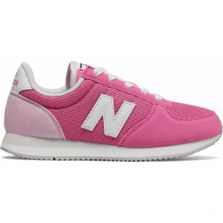 New Balance KL220BEY. Fioletowe buty dziewczęce sportowe marki New Balance, na lato, z materiału. W wyprzedaży za 149,99 zł.