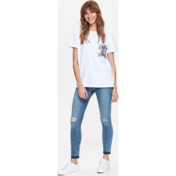 BIAŁY T-SHIRT Z CEKINOWĄ KIESZENIĄ. Białe t-shirty damskie Top Secret. Za 39,99 zł.