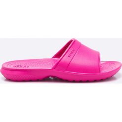 Crocs - Klapki dziecięce. Różowe sandały dziewczęce Crocs, z gumy, bez zapięcia. W wyprzedaży za 69,90 zł.