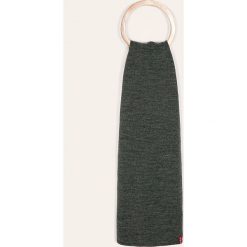 Levi's - Szalik. Szare szaliki męskie Levi's®, bez wzorów, z dzianiny. W wyprzedaży za 99,90 zł.