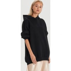 Długa bluza oversize z kapturem - Czarny. Czarne bluzy damskie Cropp, s, bez wzorów, z długim rękawem, długie, z kapturem. Za 119,99 zł.
