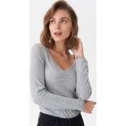 Bluzka basic - Jasny szar. Szare bluzki damskie marki House, s, bez wzorów, bez kołnierzyka, bez rękawów. Za 35,99 zł.