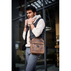 SKÓRZANA TORBA MĘSKA NA RAMIĘ ALWAYS WILD SKÓRA NATURALNA HQ. Żółte torby męskie skórzane ALWAYS WILD, w paski, ze skóry, eleganckie. Za 259,00 zł.
