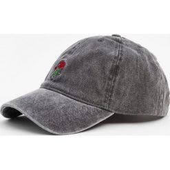 Różowa czapka z haftem. Szare czapki damskie Pull&Bear, z haftami. Za 49,90 zł.