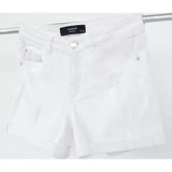 Szorty jeansowe - Biały. Białe szorty damskie Reserved, bez wzorów, z jeansu. Za 69,99 zł.