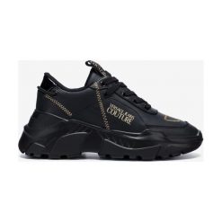Versace Jeans Couture Tenisówki Czarny. Czarne trampki i tenisówki damskie Versace Jeans Couture, bez wzorów, z jeansu, bez zapięcia. Za 795,95 zł.