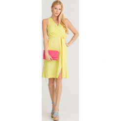 SUKIENKA Patrizia Pepe. Żółte sukienki damskie Patrizia Pepe, na co dzień, bez wzorów, z tkaniny, z włoskim kołnierzykiem, bez rękawów, mini, proste. Za 495,00 zł.