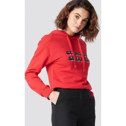 Emilie Briting x NA-KD Bluza z kapturem Stand Up - Red. Czerwone bluzy damskie marki Emilie Briting x NA-KD, z nadrukiem, z długim rękawem, długie, z kapturem. W wyprzedaży za 80,97 zł.